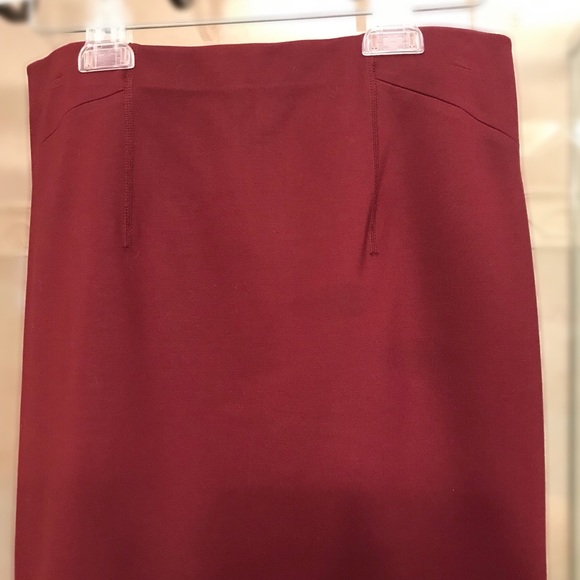 Ann Taylor Burgundy Stretch Pencil Skirt, size 4 - Picture 5 of 7
